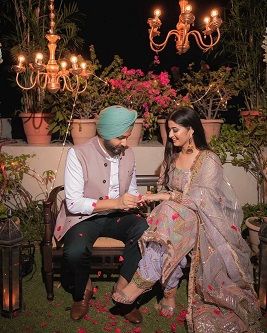 Punjabi Engagement Outfit Ideas, Engagement Dress For Bride Punjabi, Punjabi Engagement Look, Engagement Punjabi Outfits, Punjabi Engagement Photoshoot, Sagai Outfit, Punjabi Engagement Outfit, Punjabi Engagement, Pink Gharara