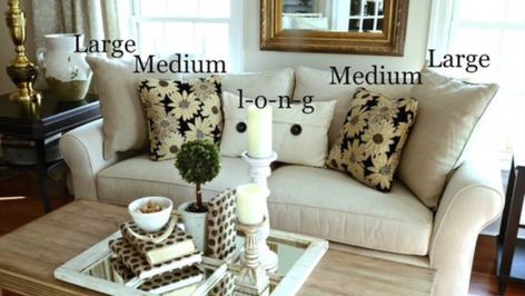 Couch Pillow Arrangement, Large Sofa Pillows, Pillows On Couch, Arranging Bedroom Furniture, Pillow Arrangement, Pretty Pillow, Modern Sofas, Arrangement Ideas, Sofa Styling