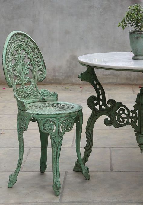 Cast Iron Table And Chairs, Vintage Iron Patio Furniture, Vintage Patio Ideas Wrought Iron, Victorian Patio Furniture, Vintage Lawn Furniture, Bistro Furniture Outdoor, Vintage Iron Outdoor Furniture, Antique Wrought Iron Patio Furniture, Antique Garden Furniture