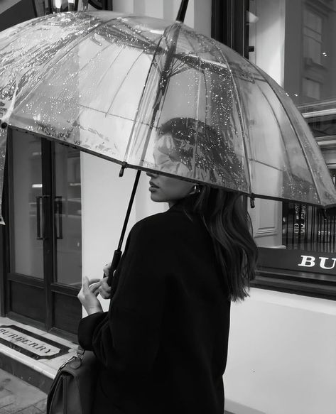 Clear Umbrella Aesthetic, Winter Rainy Day, Umbrella Aesthetic, Fall Inspo Outfits, Rainy Day Outfit Ideas, Rainy Day Style, Rainy Day Outfits, Clear Umbrella, Day Outfit Ideas