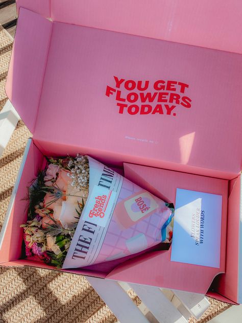 Gifting Flowers Aesthetic, Flower Bouquet Packaging Ideas, Flower Bouquet Small Business, Flower Bouquet Packaging, Buying Myself Flowers Aesthetic, Valentines Surprise, Girly Birthday Party, Flower Box Gift, Small Business Packaging Ideas