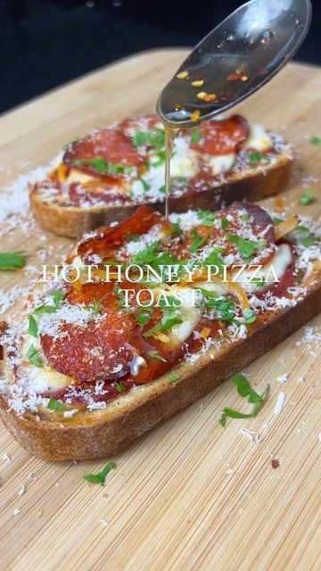 Hot Honey Pizza Toast, Sourdough Bread Pizza Toast, Sour Dough Toast Ideas, Hot Honey Toast, Hot Honey Sourdough Bread, Sourdough Bread Toppings Ideas, Sourdough Toast Ideas, Hot Honey Pizza, Healthy Toast Toppings