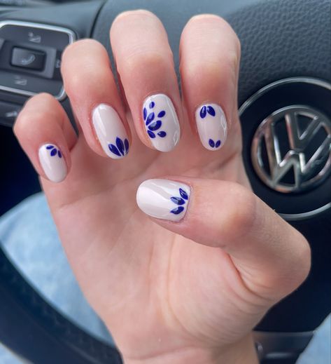 Costal Floral Nails, Coastal Floral Nails, Coastal Nails Designs, Blue China Nails, Jan Nails, Coastal Nails, Really Short Nails, Grad Nails, Spring Nail Design