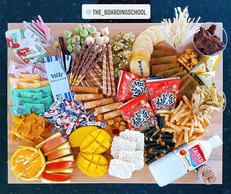 Classic Asian snacks Asian Snack Board, Asian Charcuterie Board Ideas, Snack Charcuterie Board, Hmong Wedding, Food Set Up, Food Boards, Grazing Table, Asian Snacks, Snack Board