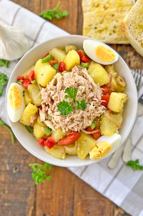 Spanish Country Salad | One of Spain's most ICONIC Recipes Spanish Salad Recipes, Country Salad, Iconic Recipes, Spanish Salad, Spanish Omelette, Gluten Free Recipe, 2000 Calorie Diet, Peeling Potatoes, Roma Tomatoes