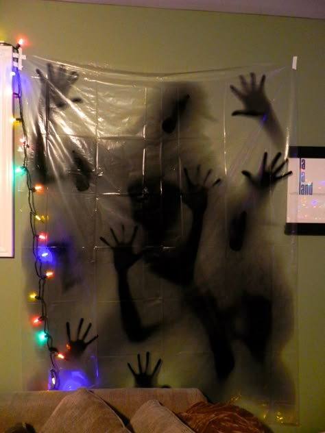 Stranger Things Party: Demogorgon wall decoration Stranger Things Decorations Diy, Stranger Things Birthday Party Ideas Decoration, Stranger Things Room Decor Diy, Stranger Things Decoration Diy, Stranger Things Decorations, Diy Stranger Things Party Decor, Stranger Things Bday Party Ideas, Stranger Things Door Decorations, Decoracion Stranger Things