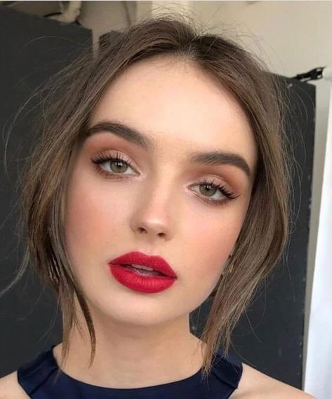 Eye Shadow With Red Lips, Subtle Red Lip Makeup, Cat Eye Wedding Makeup, Eye Makeup With Red Lips, Holiday Makeup Looks Christmas Classy, Red Lipstick Wedding, Makeup To Go With Red Dress, Eye Wedding Makeup, Winter Formal Makeup