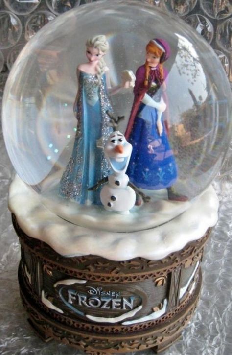 Disney "Frozen" Music Box Snow Globe Princess Anna Elsa Olaf Frozen Snow Globe, Disney Music Box, Disney Snowglobes, Elsa Olaf, Frozen Christmas, Musical Snow Globes, Water Globes, Disney Figurines, Disney Ornaments