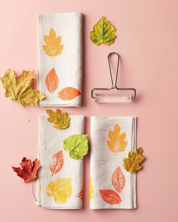 leaf print napkins, diy leaf prints, nature craft napkin, leaf stamp napkin Fall Nature Crafts For Kids, Fall Nature Crafts, Toddler Art Ideas, Indoor Nature, Nature Crafts For Kids, Nature Crafts Kids, November Art, Nature Learning, Fall Leaf Decor