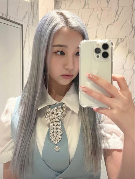 sora woo!ah! icon mirror selfie 소라 Woo!ah! Sora, 5 Member Girl Group, Hit Songs, I Phone, Music Video, Girl Group, Mirror Selfie