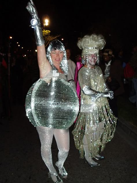 Disco Custome Ideas, Disco Ball Costume Diy, Discoball Costumes, Mirror Ball Outfit, Mirrorball Costume, Disco Ball Makeup, Disco Ball Halloween Costume, Disco Ball Outfit, Chandelier Costume