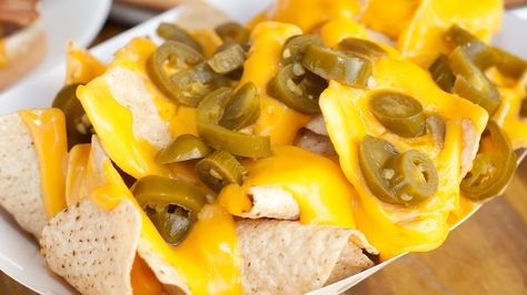 #goodfood Man Dies From Gas Station Nacho Cheese #foodie Macaroni Beef, Catering Appetizers, Home Movie Night, Ultimate Nachos, Nacho Sauce, Perfect Charcuterie Board, Plant Based Diet Meals, Homemade Nachos, Modernist Cuisine