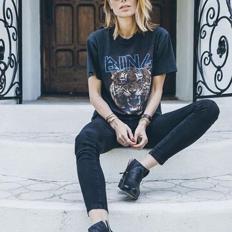 Lesbian Fashion, Black Graphic Tee, Black Out, Black Graphic Tees, Anine Bing, T Shirt And Jeans, Print Graphic, Looks Style, Outfits Casuales