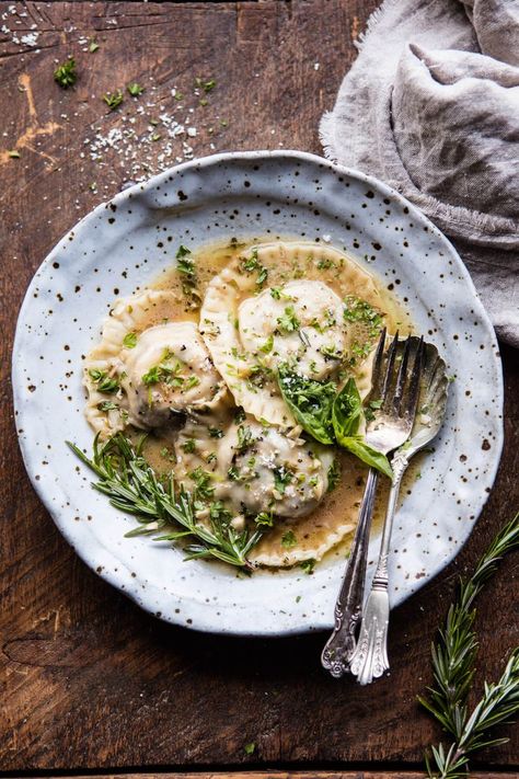 Mushroom Cheese Ravioli - Delicious, buttery pillows of caramelized mushrooms, cheese and extra saucy rosemary butter sauce. From halfbakedharvest.com Rosemary Butter, Mushroom Cheese, Ravioli Filling, Resep Pasta, Mushroom Ravioli, Cheese Ravioli, Pasta Fatta In Casa, Munnar, Half Baked Harvest