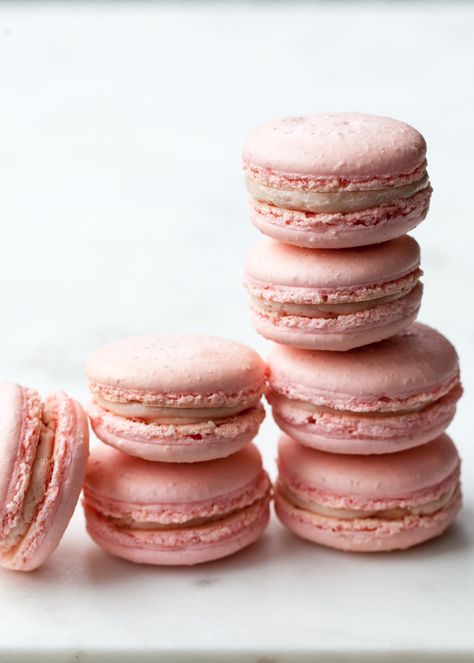 Matcha Raspberry French Macarons — Style Sweet Simple Macarons, Macarons Recipe Easy, Macaron Filling, Buttercream Filling, Buttercream Recipe, Macaron Recipe, French Macarons, Desserts Recipes, Sweets Desserts