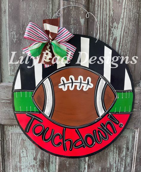 Touchdown Football Round Door Hanger Template - Etsy Football Door Hangers, Teacher Door Hangers, Football Crafts, Round Door Hanger, Door Hangers Diy, Door Signs Diy, Door Hanger Template, Wooden Door Signs, Fall Door Hangers