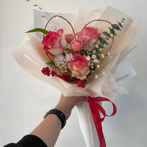 Small Valentines Bouquets, Flowers For Valentines Day Bouquets, Valentines Bouquet Ideas, Small Valentines Flower Arrangements, Bouquet Of Flowers Gift Valentines, Valentine’s Day Bouquet Diy, Valentine’s Day Bouquet, Heart Flower Bouquet, Flower Boquettes Valentines