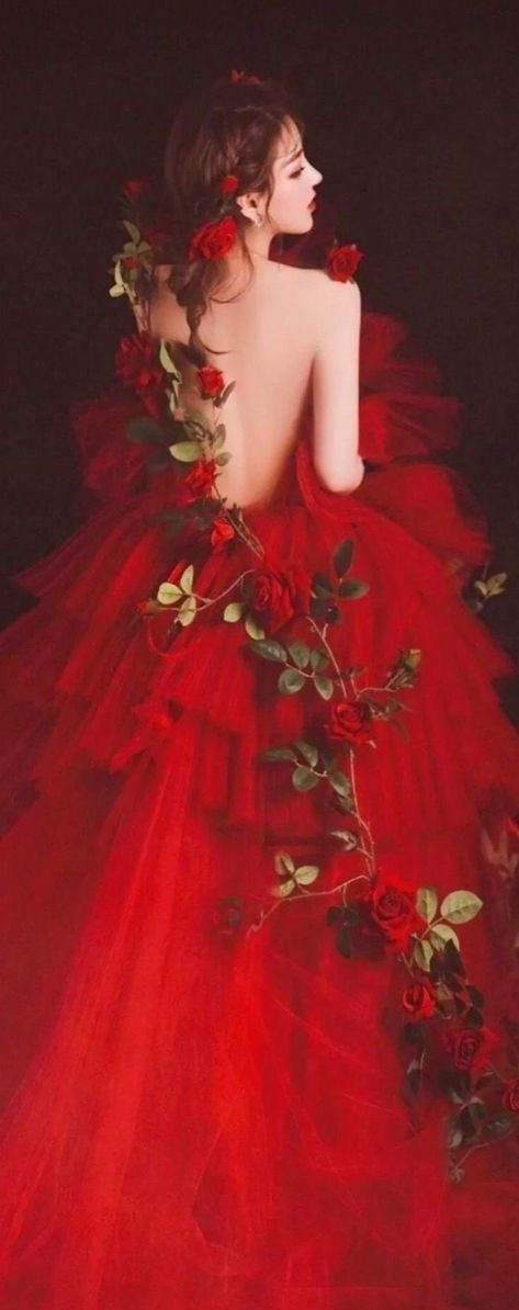 Red Summer Wedding, Valentines Creative, Christmas Outfits Ideas, Gown Aesthetic, Summer Wedding Guest Outfit, Wedding Guest Outfit Ideas, Winter Romance, Red Wedding Dress, Holiday Photoshoot