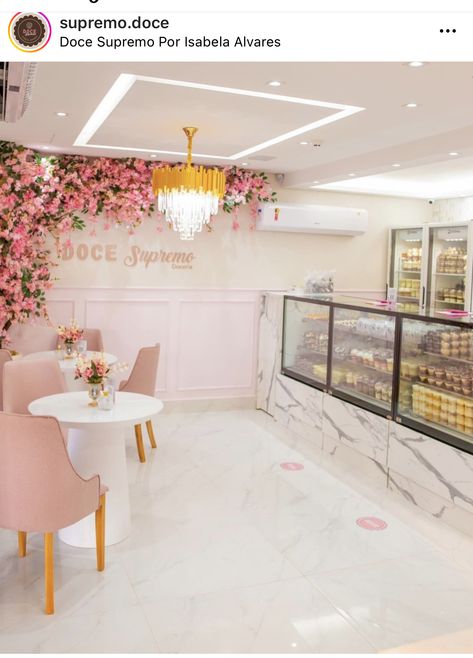 Bakery Backdrop Ideas, Bakery Set Up Display, Pastry Shop Interior, Cake Shop Design, Boutique Patisserie, Pink Cafe, Bakery Interior, Small Bakery, Bakery Design Interior