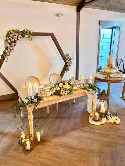 Hexagon Wedding Arch Sweetheart Table, Hexagon Floral Centerpiece, Hexagon Backdrop Wedding, Backdrop Sweetheart Table, Hexagon Backdrop, Sweetheart Table Backdrop, Bridgerton Wedding, Wedding August, Hexagon Wedding