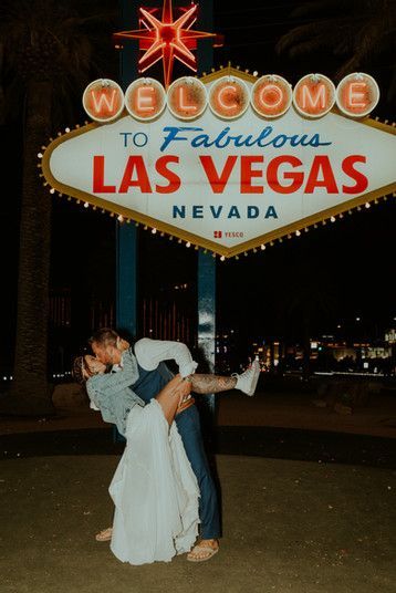 This couple ended their elopement with some epic photos at the las vegas sign, captured by las vegas wedding photographer brazen honey films. Cute Vegas Wedding Ideas, Couples In Vegas, Kitschy Vegas Wedding, Las Vegas Couple Aesthetic, Married By Elvis Las Vegas Weddings, Eloping In Vegas Aesthetic, Married In Vegas Aesthetic, Elopement In Vegas, Western Vegas Wedding