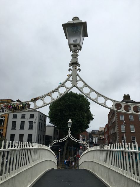 dublin. ha'penny bridge 😍 Ha'penny Bridge, Ha Penny Bridge Dublin, Providence Pedestrian Bridge, Inhabited Bridge, Forth Road Bridge, Saint Patrick’s Cathedral Dublin, Space Needle, Dublin, Penny