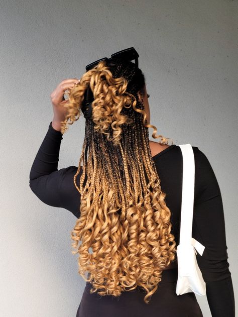 ombre blonde knotless french curl braids with claw clip Black Hairstyles French Braids, Braids For Black Women French Braid, Box Braids In Claw Clip, French Curl Box Braids Black, Claw Clip French Curl Braids, 3 Different Color Box Braids With Curls, Braids With Curls Claw Clip, Cute Hairstyles For Braids With Curls, Braids With Curls Hairstyles Black Women