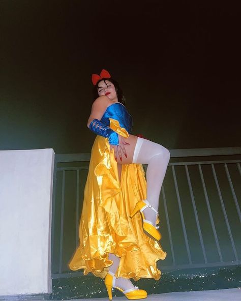 Avani's Outfits, Snow White Halloween Costume, Snow White Outfits, Snow White Cosplay, Aurora Costume, Halloween Parejas, Best Celebrity Halloween Costumes, Celebrity Halloween, Snow White Costume