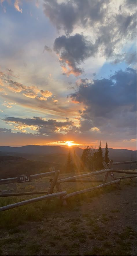 Yellowstone National Park Wallpaper, Yellow Stone National Park Aesthetic, Yellowstone Park Aesthetic, Yellowstone Aesthetic Wallpaper, Yellowstone Aesthetic Show, Yellowstone National Park Aesthetic, Yellowstone Wallpaper, Park Ranger Aesthetic, Yellowstone Aesthetic