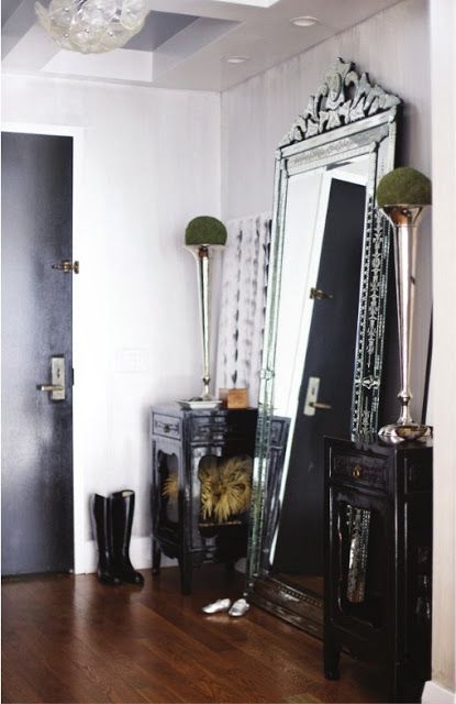 That tall Venetian mirror is gorgeous, and is set up beautifully with the tall plants on each side.   gold and gray: venetian glam Venetian Mirror, Design Darling, Big Mirror, Casa Vintage, Design Del Prodotto, Room Decorating, Large Mirror, Venetian Mirrors, Style At Home