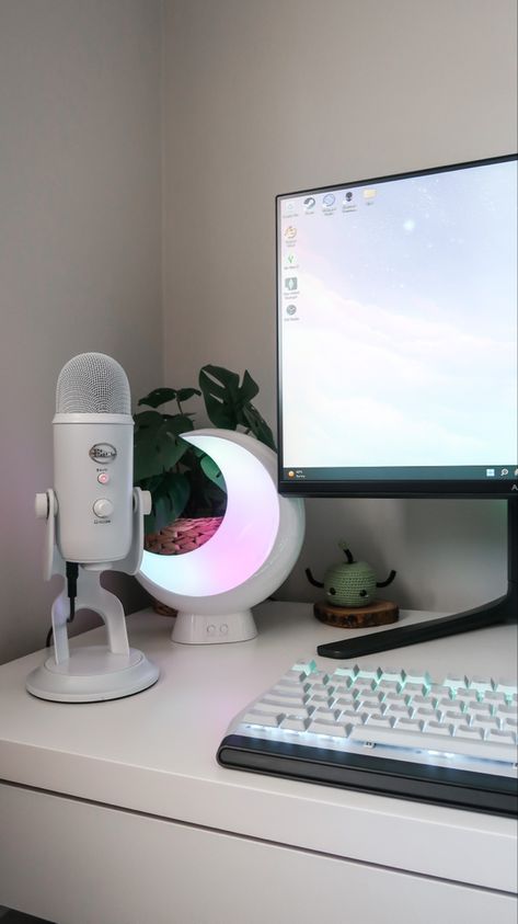 Mic Setup Aesthetic, Desksetup Aesthetic, Blue Yeti, Pc Setup, Desk Setup, Pc Gamer, Gaming Setup, White Aesthetic, Logitech