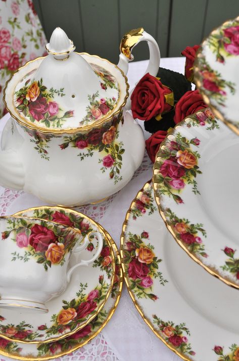 Plates And Cups, Country Rose, Vintage Tea Sets, Decoration Shabby, Royal Albert Old Country Roses, Royal Albert China, Old Country Roses, Tea Cups And Saucers, Sushi Set