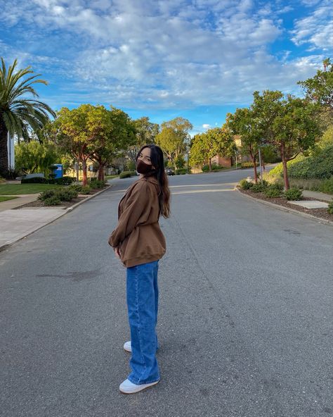 Brown Nike Hoodie Outfit, Brown Hoodie Outfit, Nike Hoodie Outfit, Sneakers Reebok, White Tennis Shoes, Brown Hoodie, Brown Jeans, Reebok Sneakers, Brown Outfit