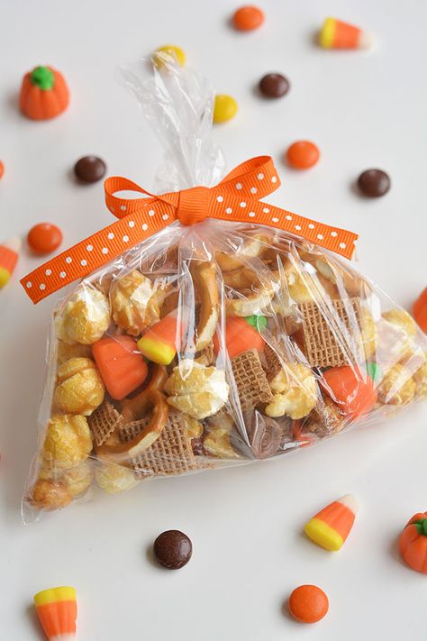 This scarecrow crunch snack mix is SO EASY to make and tastes so good! This is such an awesome kid friendly Halloween snack recipe. It would also make an awesome Thanksgiving treat! Loaded with the perfect mix of salty and sweet treats, this "boo-tiful" blend is exactly what you need to celebrate the spookiest night of the year! Or just fall and autumn in general! Scarecrow Crunch, Harvest Hash, Fun Fall Treats, Fall Snack Mixes, Halloween Food Snacks, Halloween Snack Mix, Halloween Donuts, Dulces Halloween, Kid Friendly Halloween