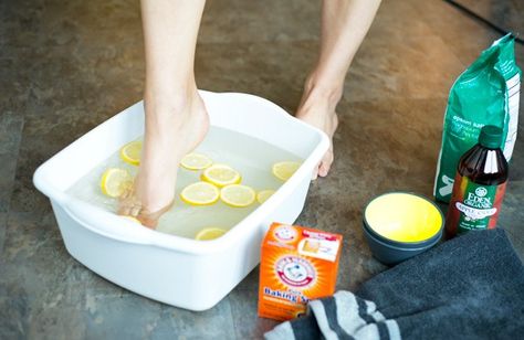 Too embarrassed to take off your shoes? Find out how to get rid of smelly feet for good. Baking Soda Scrub, Baking Soda Face, Baking Soda Uses, Coconut Oil For Skin, Foot Soak, Cracked Skin, Skin Remedies, Dry Skin Care, Lemon Water