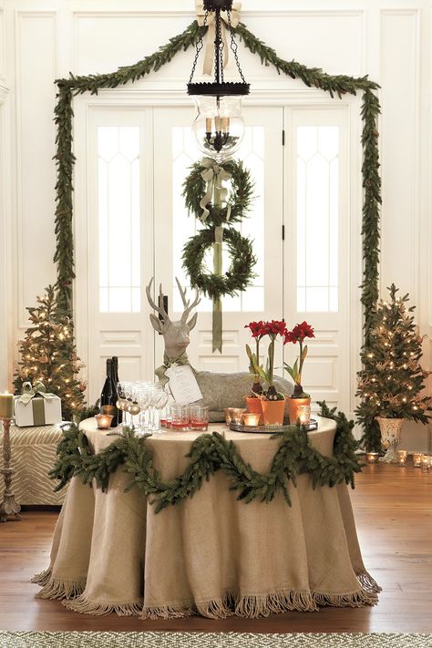 Diy Event Decorations, Outfit Ideas At Home, Anime Picnic, Winter Vignettes, Christmas Decor Natural, Winter Mantle Decor, Christmas Party Table Decorations, Dinner Makeup, Elegant Christmas Party