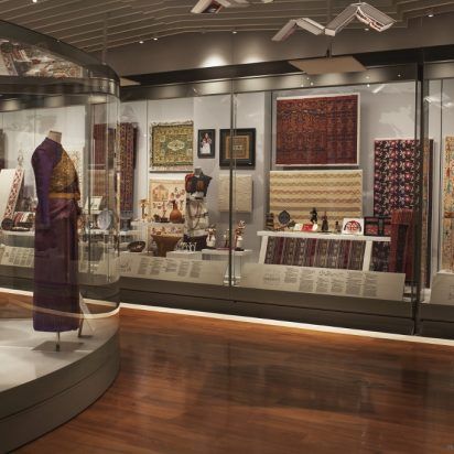 Storyteller – QUEEN SIRIKIT MUSEUM OF TEXTILES Marriage Hall, Museum Exhibition Design, Craft Museum, Queen Sirikit, Architecture Portfolio Design, Textile Museum, Queen Room, Cat Furniture Diy, Adaptive Reuse