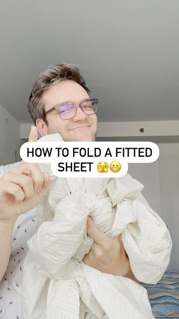 Brooklinen on Instagram: "Say goodbye to balling up that fitted sheet and stuffing it in the drawer! We’re here to show you just how easy it is fold it. But first, be sure to save the video for the next time you’re folding your freshly washed sheets. Step 1: Lay the fitted sheet on a flat surface—like your bed—with the elastic side facing up. Take the bottom corners (use those Brooklinen side tags!) and tuck them into the top corners to make a square shape. Step 2: Fold in the left and right How To Fold A Fitted Sheet Step By Step, How To Fold Fitted Sheets Video, How To Fold A Fitted Sheet, Folding Fitted Sheets Video, Fold Fitted Sheet, Folding Sheets, Folding Fitted Sheets, Twin Xl Sheets, King Sheets