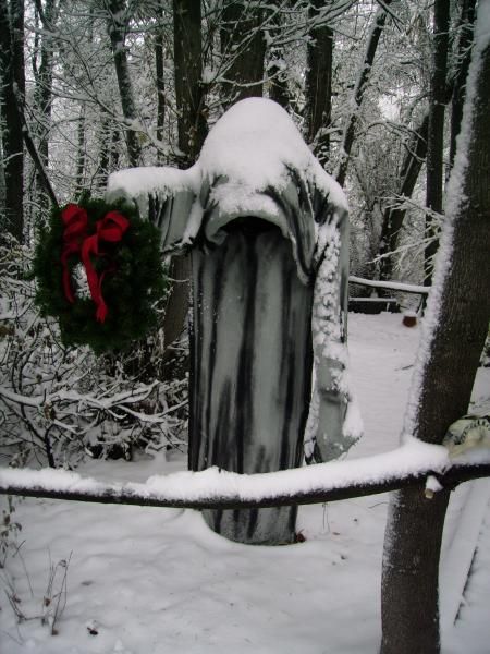 Jacob Marley Horror Christmas Aesthetic, Scary Christmas Aesthetic, Horror Christmas Decorations, Gothic Victorian Christmas, Creepy Christmas Aesthetic, Spooky Christmas Aesthetic, Goth Christmas Aesthetic, Gothic Christmas Aesthetic, Krampus Night