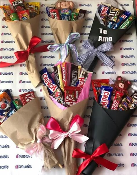 Box Candy Bouquet, Ideas Para Vender En San Valentin, Hadiah Diy, Candy Gift Baskets, Chocolate Bouquet Diy, Candy Bouquet Diy, Diy Christmas Presents, Diy Christmas Gifts For Family, Candy Bouquets