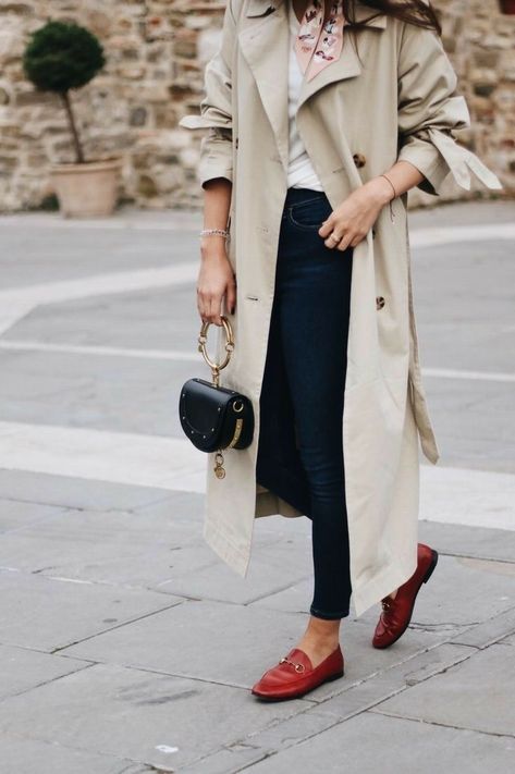 Red Gucci loafers, skinny black jeans, Gucci flats, Chloe bag, camel trench coat, fall outfit, fall trench coat Gucci Loafers Outfit, Trenchcoat Outfit, Red Loafers, Stile Hijab, Loafers Outfit, Trench Coat Outfit, Gucci Loafers, Coat Outfit, Elegante Casual