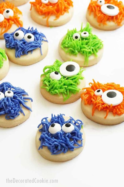 Halloween Cookies Decorated Easy, Monster Decorated Cookies, Cookies With Candy, Frosting Decorating, Cookies Photography, Cookies Cute, Buttercream Cookies, Easy Halloween Cookies, Halloween Treats To Make