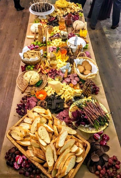 Cena Food Serving Ideas, Appetizers Board, Meat Dip, Cheese Christmas, Charcuterie Cheese Board, Appetizers Table, Foods Ideas, Food Platter, Decorações Com Comidas