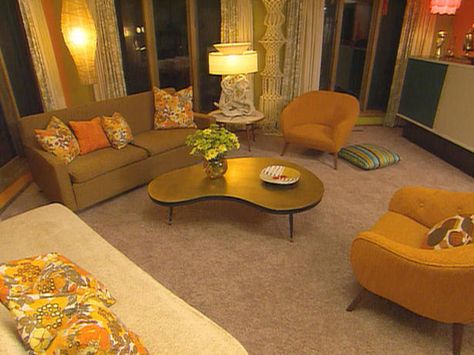 Colorful Retro Family Room : Archive : Home & Garden Television Retro Basement, Retro Style Living Room, Sala Vintage, 70s Living Room, 70s Interior Design, 70s House, 70s Interior, Retro Interior Design, 70s Home