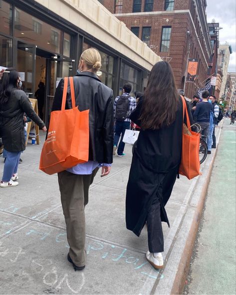 Orange Bag Outfit, Backpack Street Style, Orange Backpack, Channel Orange, Minimal Wardrobe, Backpack Outfit, Orange Backpacks, Bag Outfit, Paris Mode