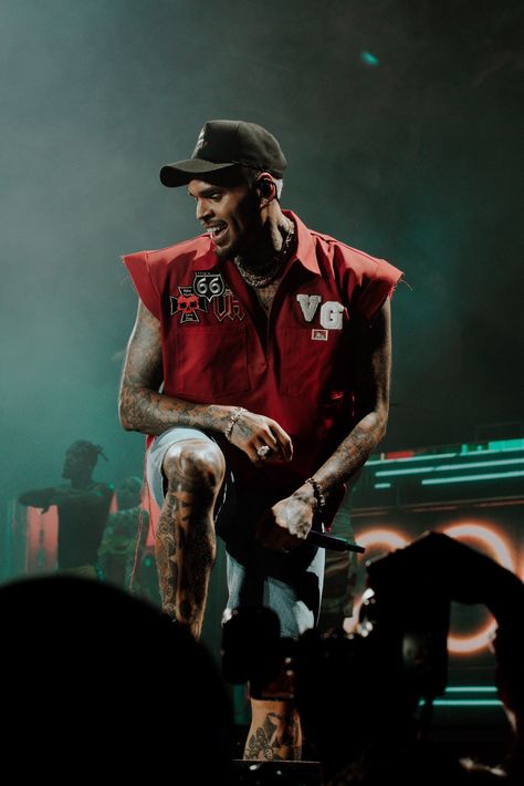 Chris Brown Photos, Chris Brown Wallpaper, Chris Brown Pictures, Breezy Chris Brown, Beard Fade, Black Men Fashion, Chris Brown, On Stage, Favorite Person