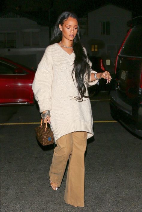 Cozy White Sweater, Brown Pants Outfit, Rihanna Street Style, 70s Inspired Outfits, Looks Rihanna, Rihanna Outfits, Style Inspiration Edgy, Rihanna Looks, Black And White Outfit