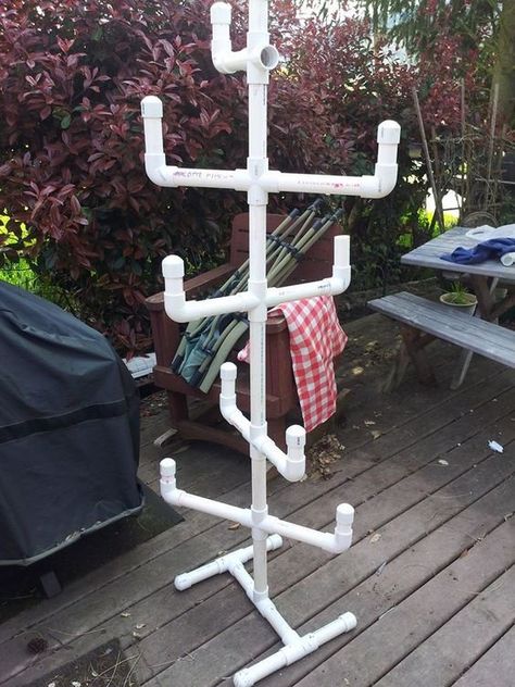 Embedded Diy Clothes Rack Pvc, Hang Hats, Wreath Display, Pvc Furniture, Craft Show Booths, Craft Booth Display, Pvc Pipe Crafts, Pvc Pipe Projects, Pvc Projects