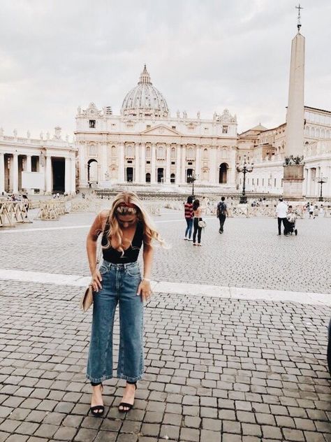 ✰P I N T E R E S T : @annaxlovee✰ Minamilist Wardrobe Outfits, Exploring Europe Outfits, Gen Z Boho Fashion, Italy Fashion 2023, Rome Summer Outfit, Boutique Summer Outfits, Lisbon Street Style, Rome Outfits Summer, Outfit Roma