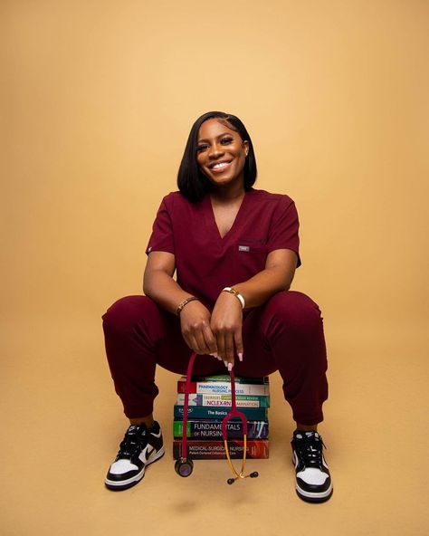 Nursing School Photo Shoot, Induction Shoot Ideas, Scrub Photoshoot Nurse, Black Nursing Graduation Pictures, Nurse Photoshoot Photo Ideas Scrubs, Graduation Portraits High School, Medical School Graduation Photoshoot, Induction Photoshoot Ideas, Radiology Photoshoot